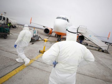 У Польщі в аеропорту затримали українців, які порушили умови відбування карантину