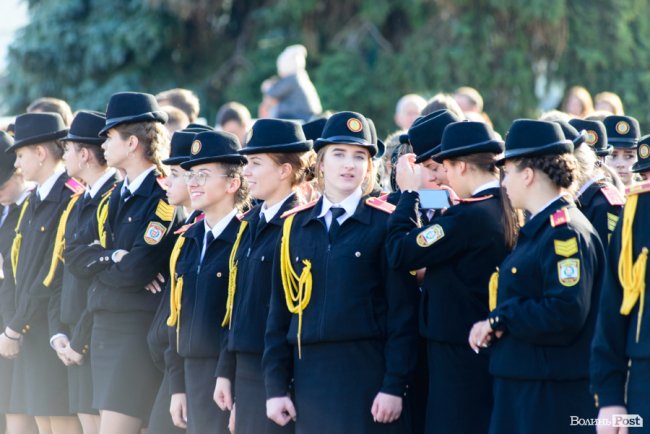 У центрі Луцька майже пів тисячі ліцеїстів склали присягу. ФОТО