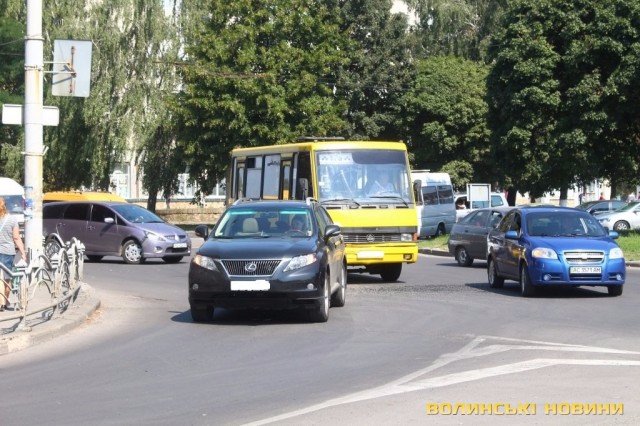 У Луцьку маршрутка в’їхала в Lexus