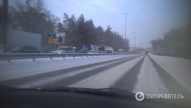 Аварія на Житомирській трасі: маршрутка з дітьми протаранила автобус