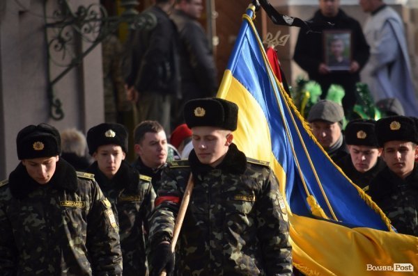 Луцьк попрощався з героєм АТО Віктором Мельничуком. ФОТО 