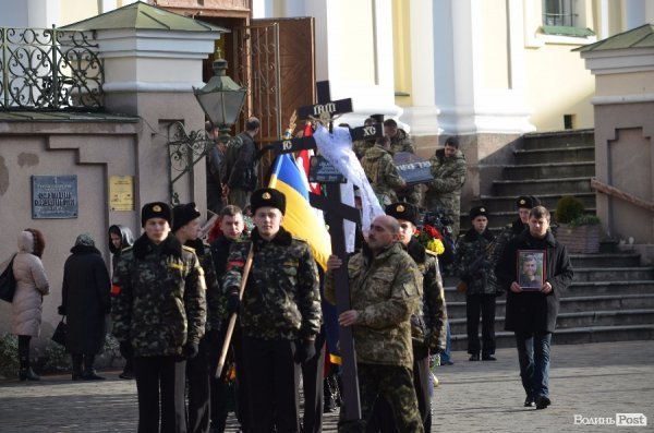 Луцьк попрощався з героєм АТО Віктором Мельничуком. ФОТО 