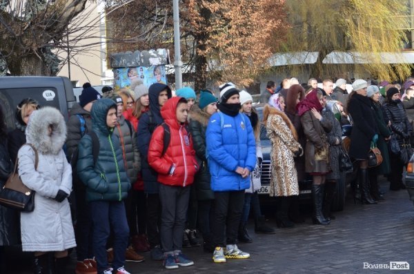 Луцьк попрощався з героєм АТО Віктором Мельничуком. ФОТО 