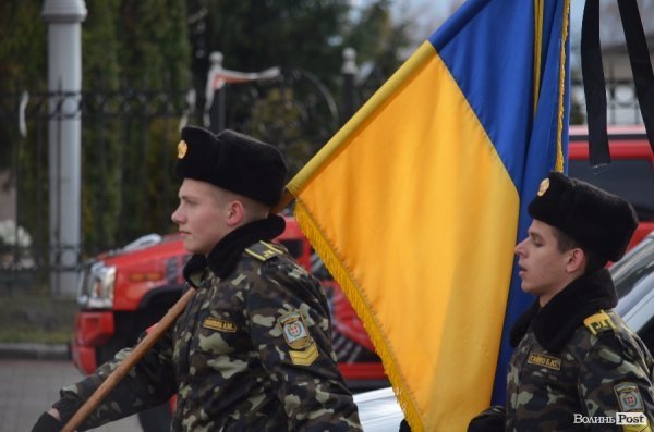 Луцьк попрощався з героєм АТО Віктором Мельничуком. ФОТО 