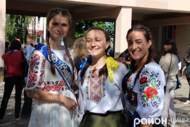 Волинські випускники зворушливо подякували вчительці