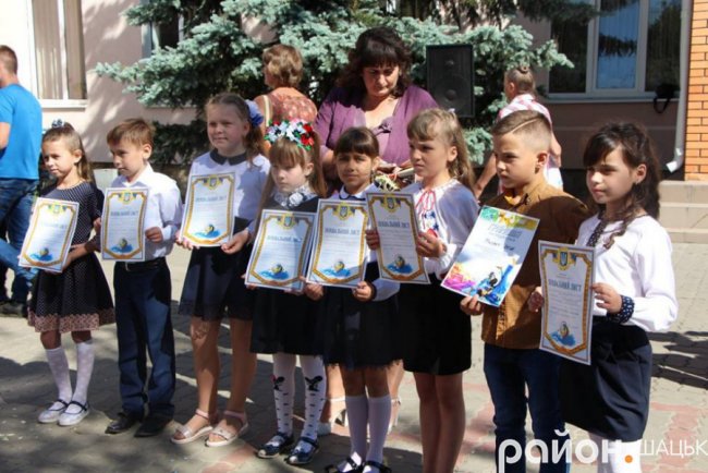 Волинські випускники зворушливо подякували вчительці