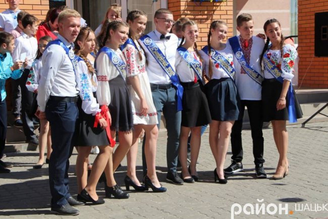 Волинські випускники зворушливо подякували вчительці