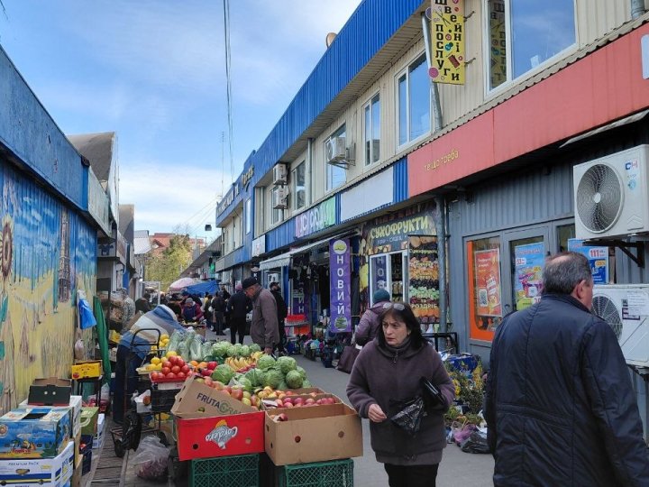 Весняні ціни шокують: скільки коштують овочі на ринках Луцька. ФОТО