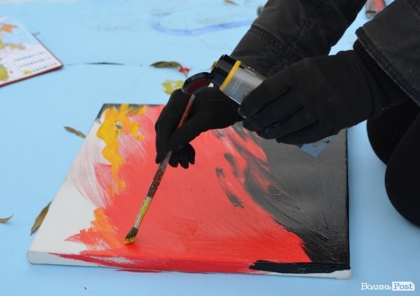 На луцькому Євромайдані – акція художників. ФОТО