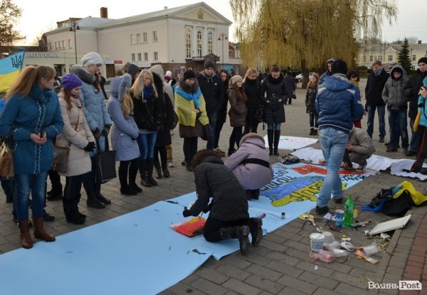 На луцькому Євромайдані – акція художників. ФОТО