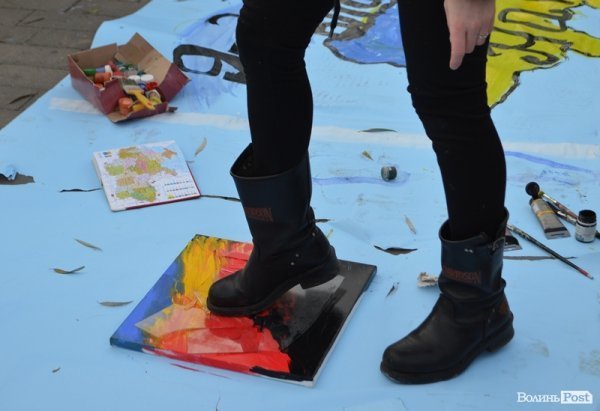 На луцькому Євромайдані – акція художників. ФОТО