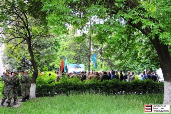 Учасники бойових дій пікетують військову прокуратуру в Луцьку. ФОТО