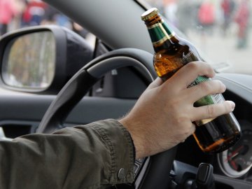 П'яний водій стукнув авто і втік: пильна лучанка «здала» винуватця поліції