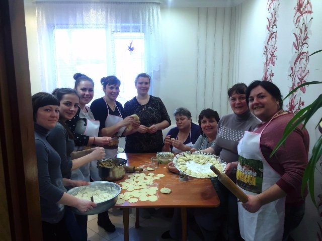 Волинянки наліпили бійцям 14 відер вареників