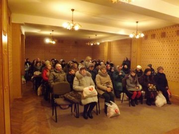 У Луцьку роздавали продуктові набори