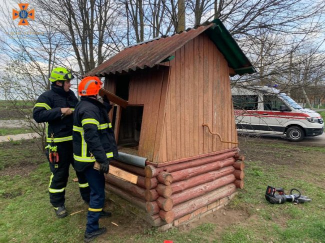 На Волині рятувальники дістали людину з колодязя. ФОТО