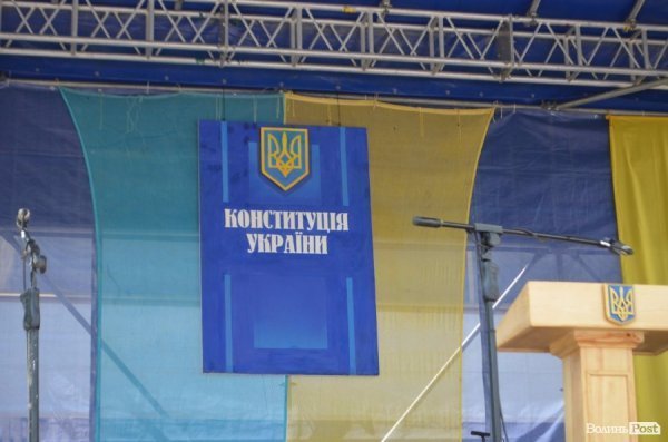 У Луцьку вже почали святкувати День Конституції. ФОТО