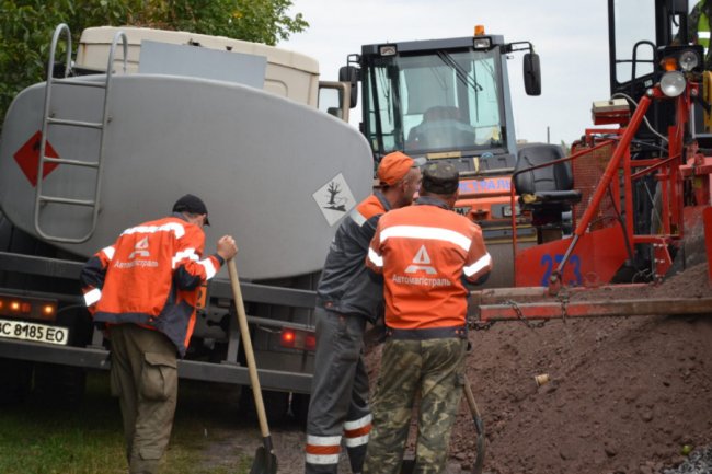 На відремонтованій трасі Ковель – Жовква уже наносять розмітку
