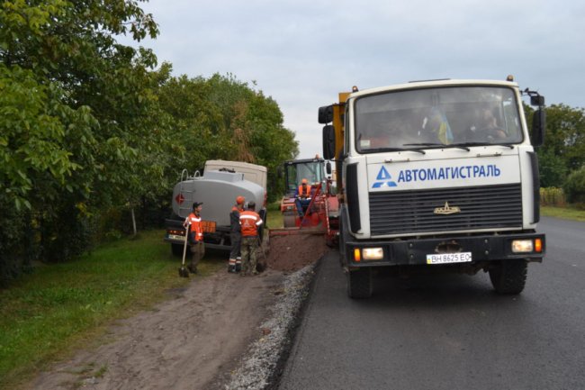 На відремонтованій трасі Ковель – Жовква уже наносять розмітку