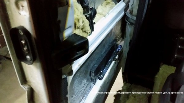 На «Ягодині» затримали авто, «нафаршироване» цигарками. ФОТО. ВІДЕО