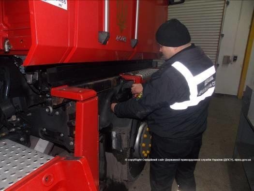 На «Ягодині» затримали авто, «нафаршироване» цигарками. ФОТО. ВІДЕО