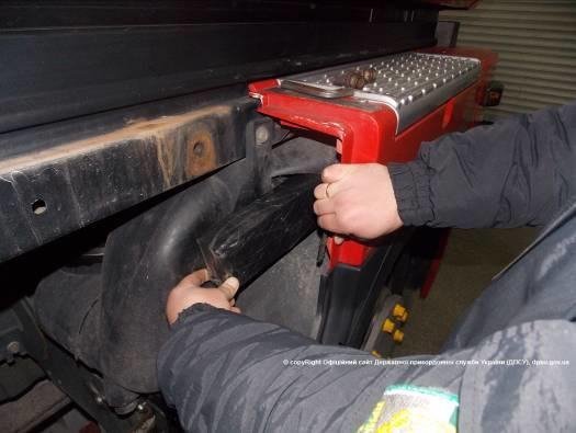 На «Ягодині» затримали авто, «нафаршироване» цигарками. ФОТО. ВІДЕО