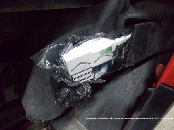 На «Ягодині» затримали авто, «нафаршироване» цигарками. ФОТО. ВІДЕО