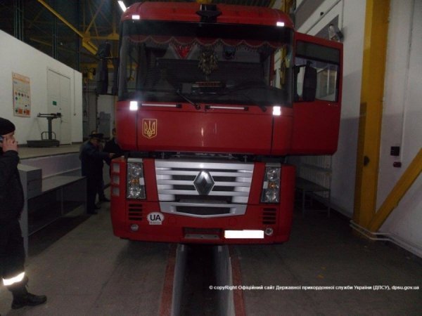 На «Ягодині» затримали авто, «нафаршироване» цигарками. ФОТО. ВІДЕО