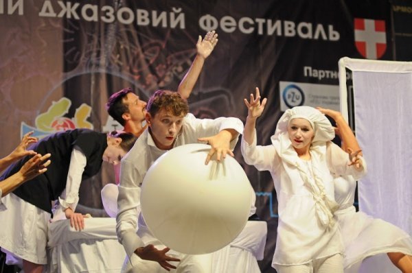 У стінах Луцького замку - театрально-джазовий перформанс від театру «ГаРмИдЕр». ФОТО