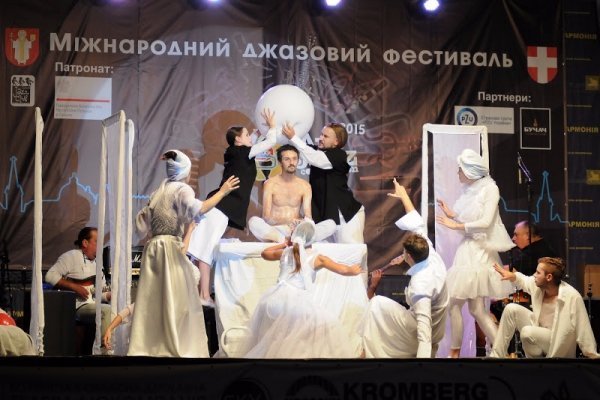 У стінах Луцького замку - театрально-джазовий перформанс від театру «ГаРмИдЕр». ФОТО