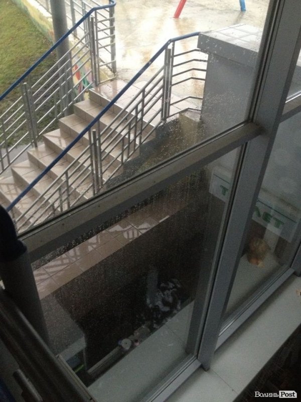 Через зливу у Луцьку люди «застрягли» у туалеті торгового центру, – очевидці. ФОТО