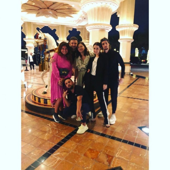 MONATIK з дружиною в Дубаї несподівано зустрілися з зірковими колегами. ФОТО