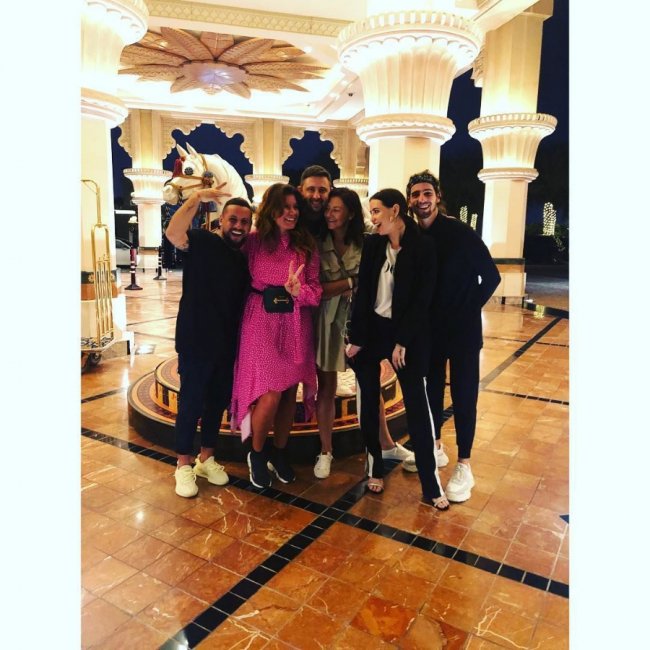 MONATIK з дружиною в Дубаї несподівано зустрілися з зірковими колегами. ФОТО