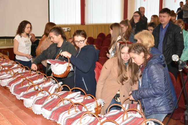На Великдень до Луцька приїхали діти з Волновахи. ФОТО
