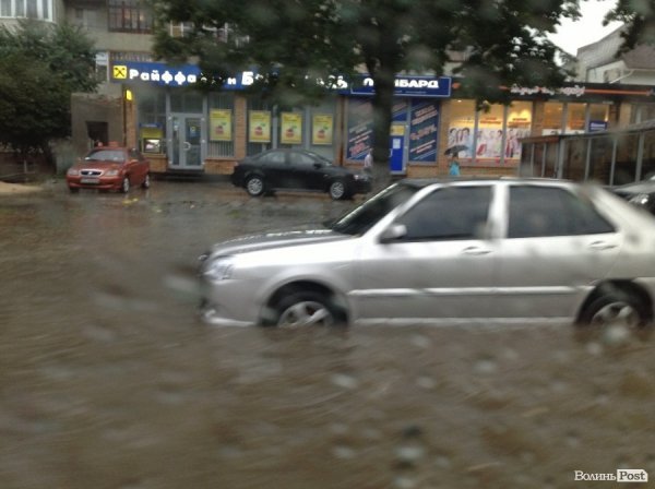 Луцьк заливає. ФОТО. ВІДЕО