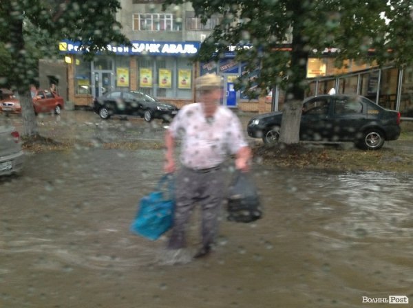 Луцьк заливає. ФОТО. ВІДЕО