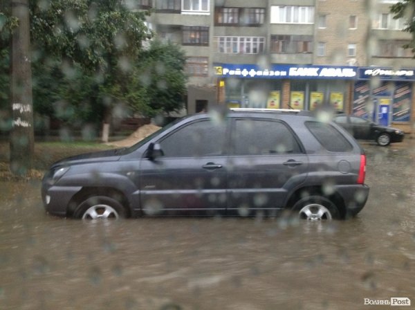 Луцьк заливає. ФОТО. ВІДЕО
