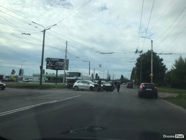 У Луцьку – аварія за участю двох автівок. ФОТО
