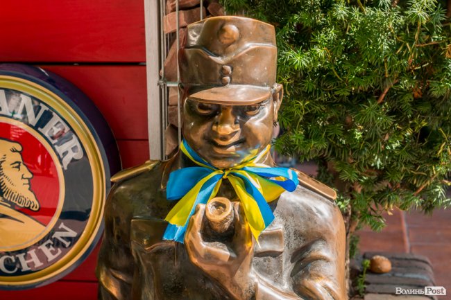 Синьо-жовтий Луцьк: як місто чепуриться до святкувань. ФОТО