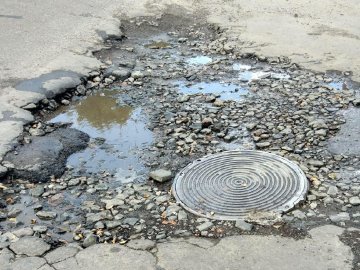 Лучанин скаржиться на величезну яму. ФОТО