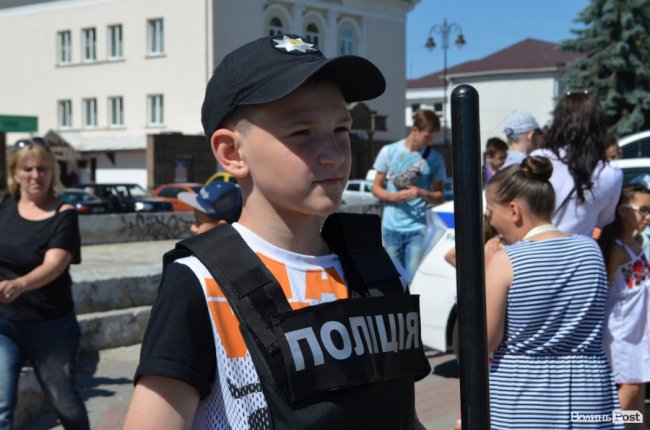 У центрі Луцька - діти зі зброєю. ФОТО