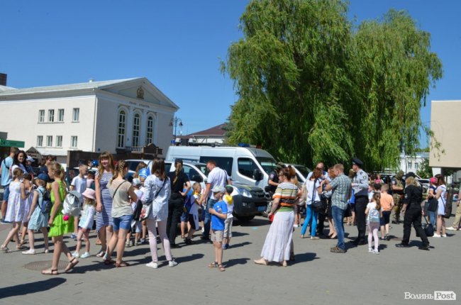 У центрі Луцька - діти зі зброєю. ФОТО