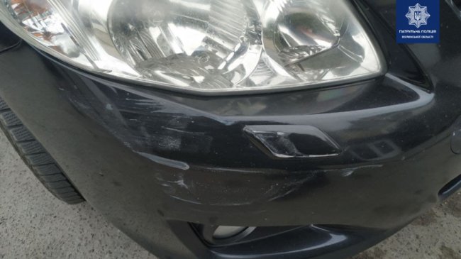 Волинянка за кермом Toyota в'їхала в припарковане авто та втекла