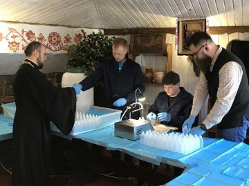 ПЦУ почала виготовляти антисептики і роздавати їх людям