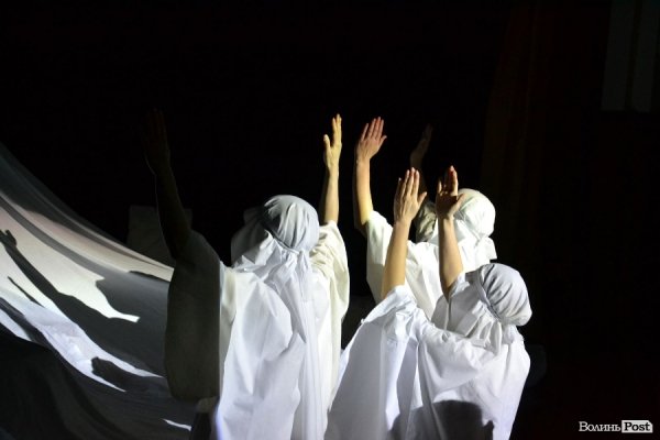 «ГаРмИдЕр» подарував лучанам виставу за твором Лесі Українки «На полі крові». ФОТО