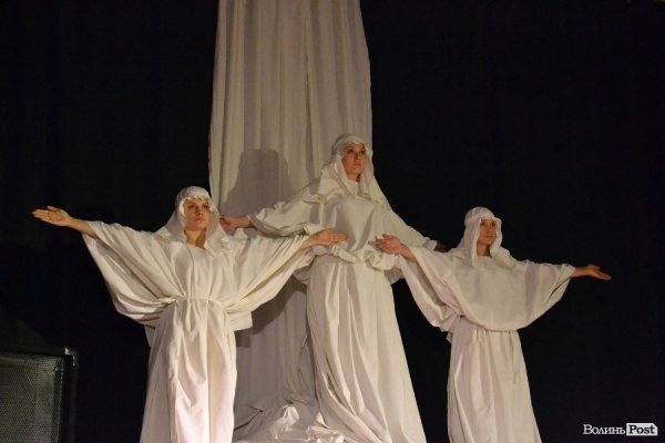 «ГаРмИдЕр» подарував лучанам виставу за твором Лесі Українки «На полі крові». ФОТО