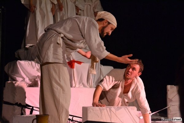 «ГаРмИдЕр» подарував лучанам виставу за твором Лесі Українки «На полі крові». ФОТО