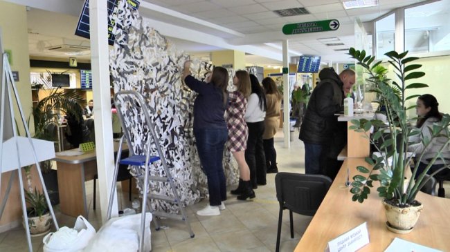 У Луцькому ЦНАПі під час технічних перерв та знеструмлень плетуть маскувальні сітки