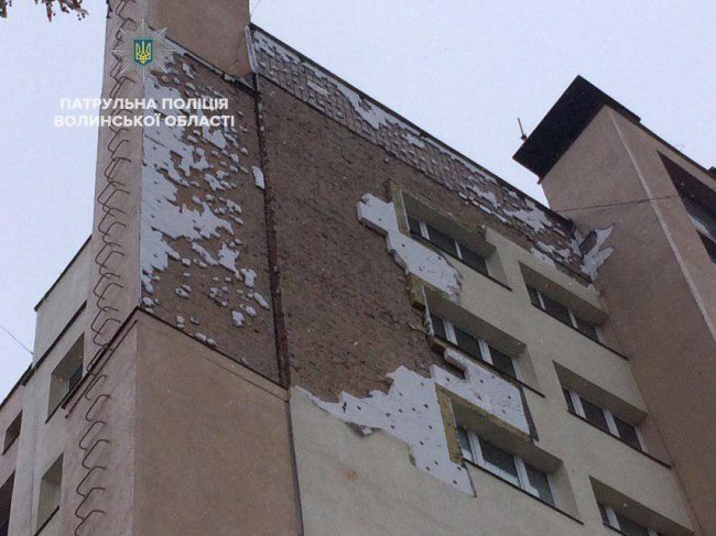 Повалений рекламний щит і побиті автівки: наслідки негоди у Луцьку. ФОТО