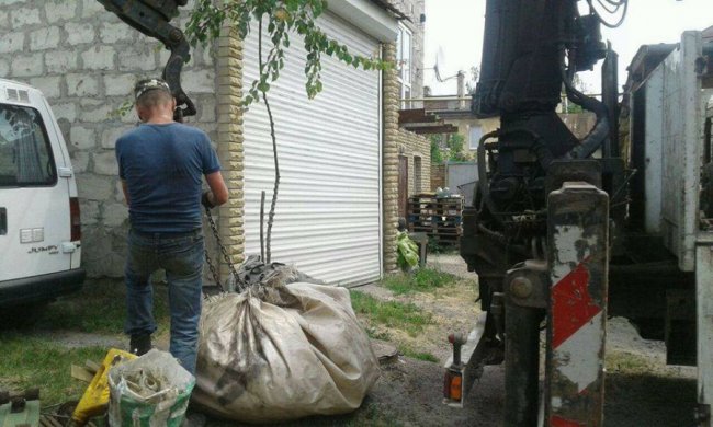 У Луцьку муніципали продовжують зносити «незаконні» гаражі. ФОТО